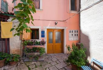 Guesthouse Ancient Stone allows 18 year olds to book a room