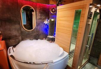 Pirates des caraibes Jacuzzi & Sauna    10 minutes du Parc Disneyland Paris has rooms with a private hot tub