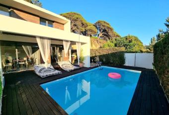 Casa Praia do Meco has rooms with a private hot tub