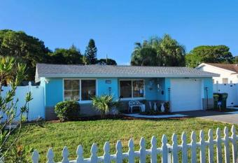 Beautiful home near mall & beach allows 18 year olds to book a room