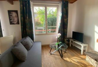 Centre ville de Rosny Sous Bois Rue Raymond Poincar   has Balcony rooms