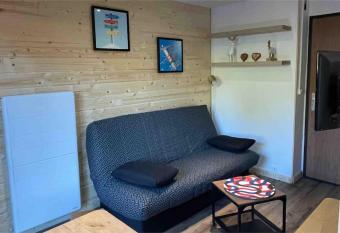 Tr  s beau T1 refait    neuf has Balcony rooms