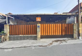 Griyo Mondoliko Homestay Jogja has Balcony rooms