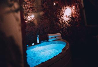 Love Cottage 2 mit Whirlpool has rooms with a private hot tub