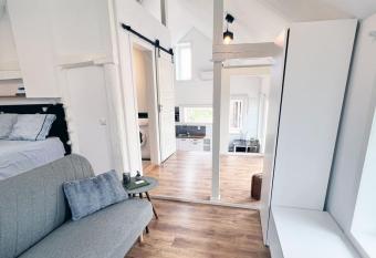 Pebble Cottage   Yard   Parking   Wifi has Balcony rooms