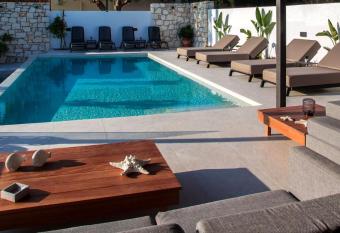 Avrilia Seaside Villa has rooms with a private hot tub