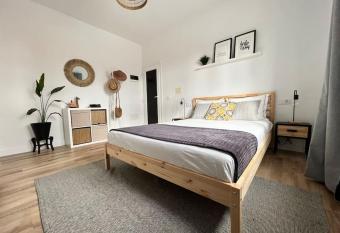   tico casa de invitados Bluemoon allows 18 year olds to book a room