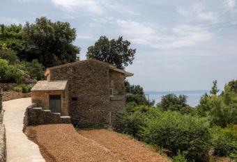Cottage Bucan has rooms with a private hot tub