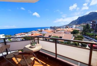 Las Vistas has Balcony rooms