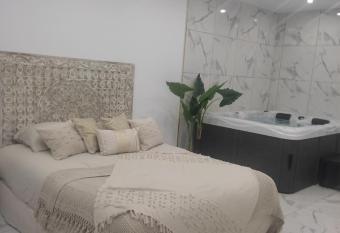 Spa NESSA has rooms with a private hot tub