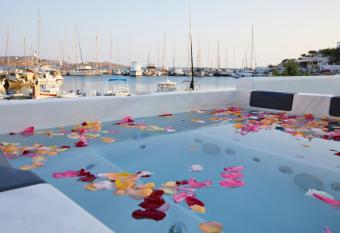 Azura Aqua Foinikas has rooms with a private hot tub