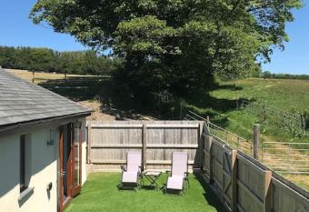 Owls Roost 2 en-suites, nr Port Isaac & Tintagel allows 18 year olds to book a room