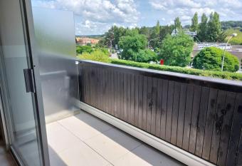 Appartement avec balcon    300m de la plage has Balcony rooms