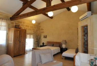 La Remise has Balcony rooms