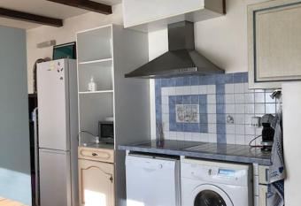 Studio Proche L Isle sur Sorgue allows 18 year olds to book a room