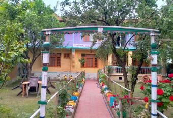 Johnn freinds guest house allows 18 year olds to book a room