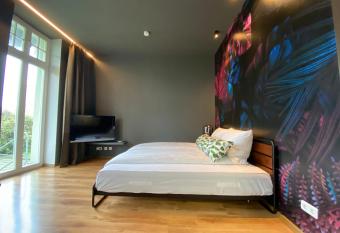 Tropisches Loft mit privatem Garten allows 18 year olds to book a room