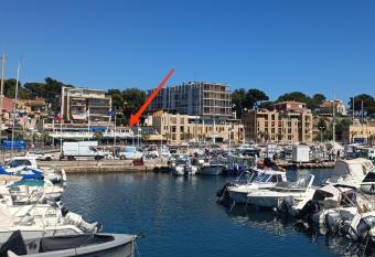 LE CABANON REVISIT   tr  s beau T2 de 40m2 face au PORT de CARRY le ROUET has Balcony rooms