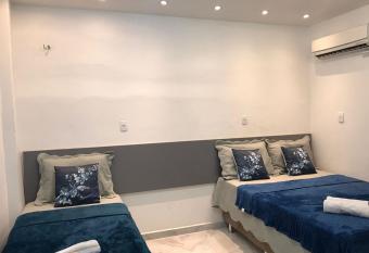 Apto t  rreo confort  vel coladinho no Shopping Manauara / Adrian  polis has Balcony rooms