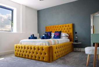 Funky Flat - City Centre - Free Parking allows 18 year olds to book a room