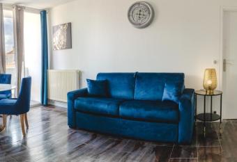 2 pi  ces Confortable proche Paris has Balcony rooms