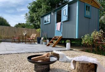 St. Kew Shepherd Huts allows 18 year olds to book a room