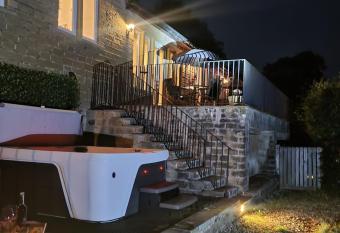 Lakeside cottage has Balcony rooms