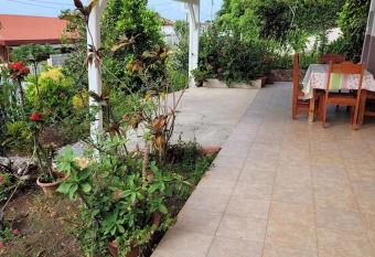 Entre fleurs et mer allows 18 year olds to book a room