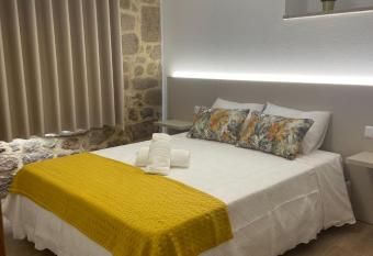 Pl  tanos & River Views allows 18 year olds to book a room