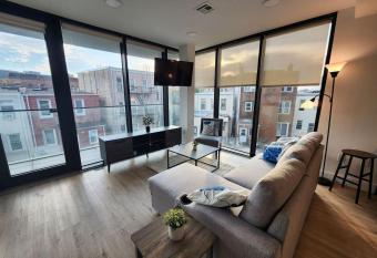 NYC Vibe 2 Bedroom Apartment - Mins to Times Square has Balcony rooms