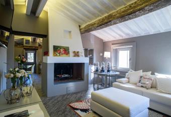 LA CASA DELL ALBERO allows 18 year olds to book a room