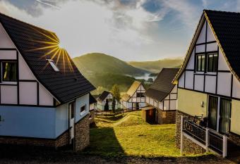 Detached villa with six bedrooms, close to a lake has Balcony rooms