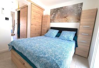 Appartement climatis   avec terrasse am  nag  e has Balcony rooms