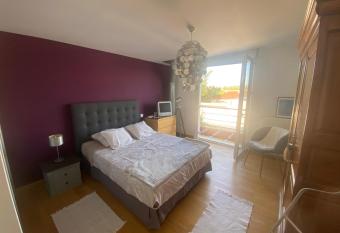 Chambre avec salle de bain priv  e allows 18 year olds to book a room