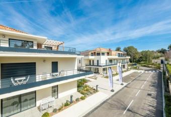 Excellent apartments in a great location on the C  te d Azur has Balcony rooms