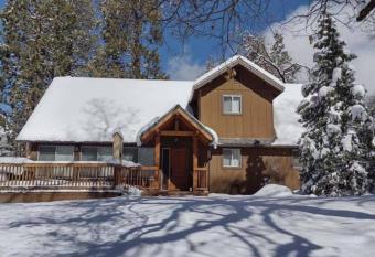 Tule Haven: Perfect Family Sequoia Getaway has rooms with a private hot tub