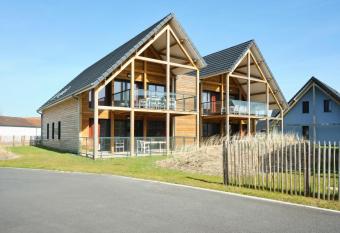 Spacious holiday home with a garden, at 800 m from the sea has Balcony rooms