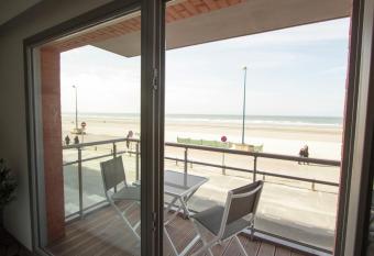 Modern beachside apartment in Bray-Dunes close to De Panne has Balcony rooms