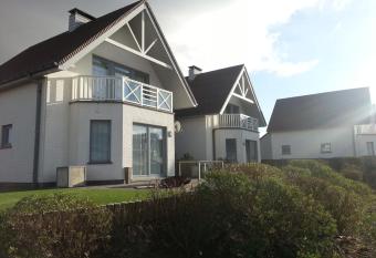 Luxury holiday home 800 m from the beach of   quihen-Plage has Balcony rooms