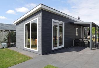 Atmospheric chalet with a porch, located near the Veluwe has Balcony rooms