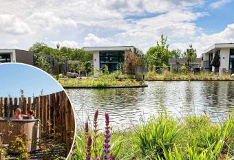 Luxury chalet with outdoor sauna and hot tub, on a holiday park near Cromvoirt has Balcony rooms