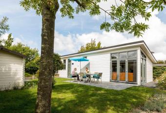 Cozy chalet with microwave, in a holiday park in a wetland area has Balcony rooms