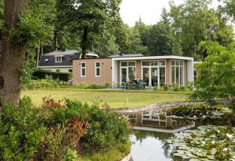 Nice chalet with dishwasher, in a holiday park in the middle of De Veluwe has Balcony rooms