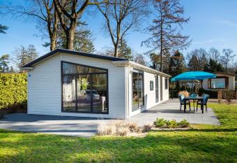 Well-kept chalet with microwave, in a holiday park in the middle of De Veluwe has Balcony rooms