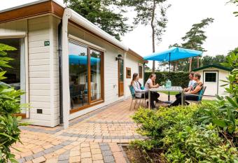 Tidy chalet with garden and WiFi, close to Park De Veluwe has Balcony rooms