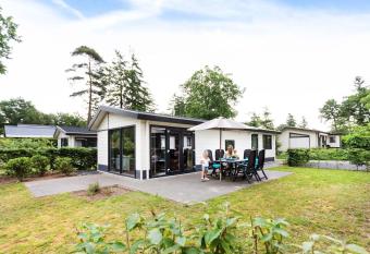 Modern chalet with dishwasher, in the middle of De Veluwe has Balcony rooms