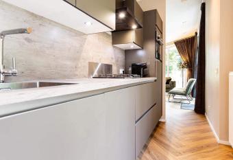 Beautiful chalet with outdoor spa, in a holiday park, close to De Veluwe has rooms with a private hot tub