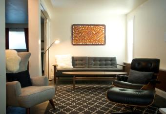 Treat House Vacation Rental has Balcony rooms