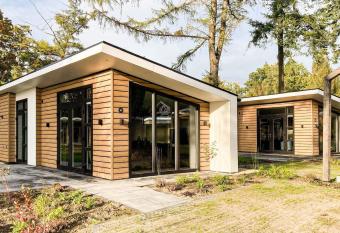 Well-kept chalet with dishwasher, on a holiday park in the middle of De Veluwe has Balcony rooms