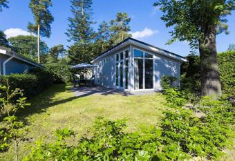 Modern chalet with dishwasher, near De Veluwe National Park has Balcony rooms
